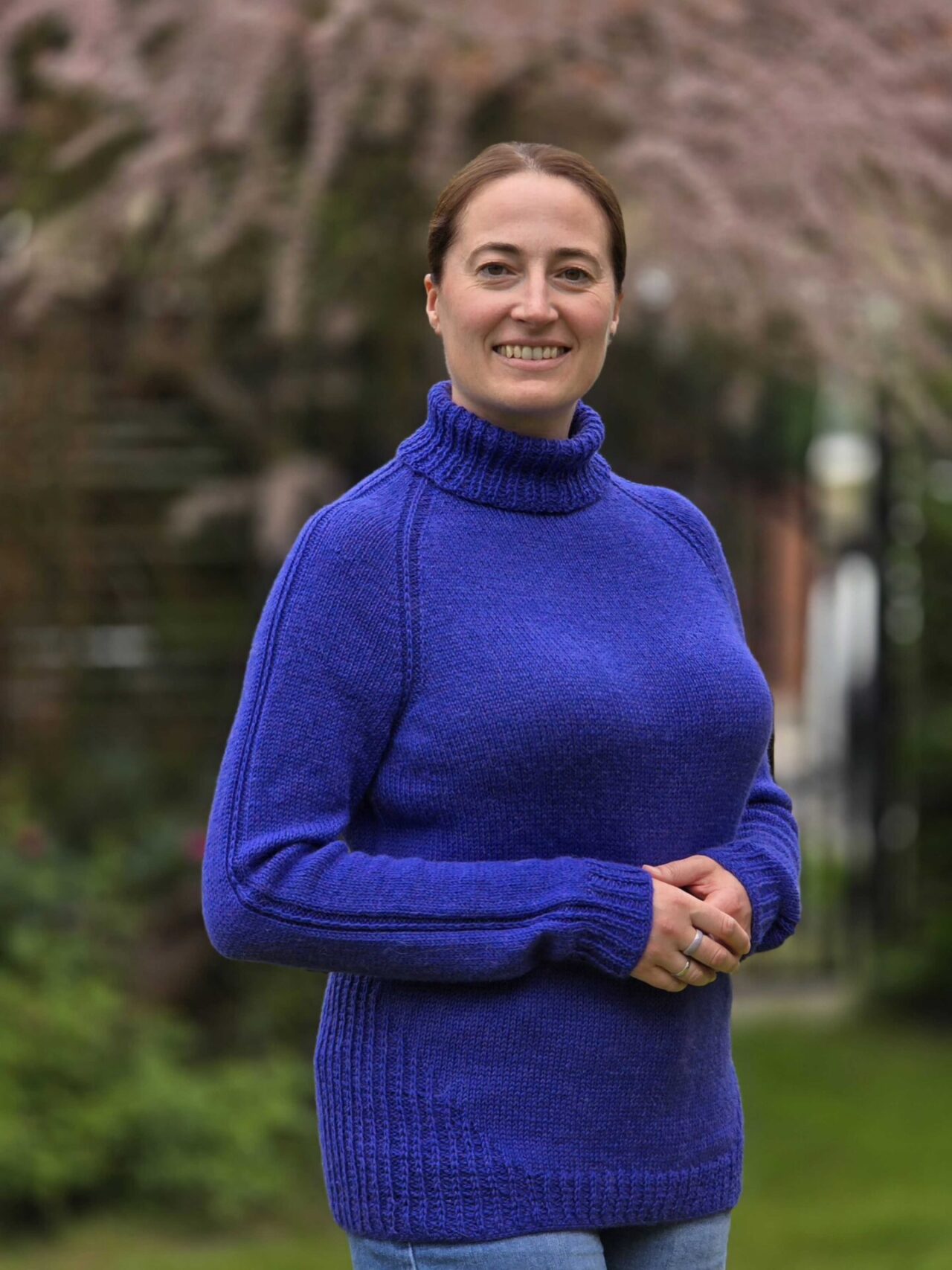 anna is wearing a fitted blue kerleva sweater