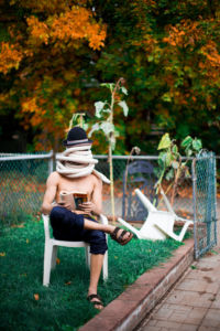 Guy reading with corde lisse around his head