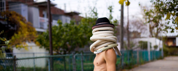Man with corde lisse wrapped around his head